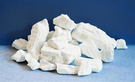  Kaolin: Ein unverzichtbares Material für die Keramikherstellung und den Papierindustrie!